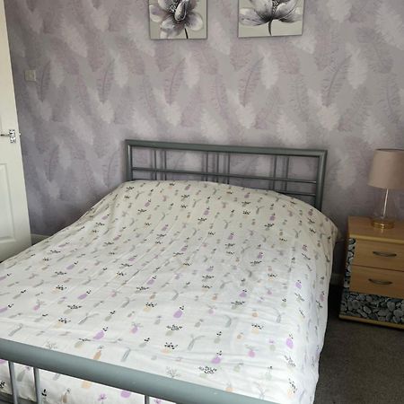 Treetops - Sleeps 8 Entire House Private Parking Close To Town Centre And Stadium 위건 외부 사진