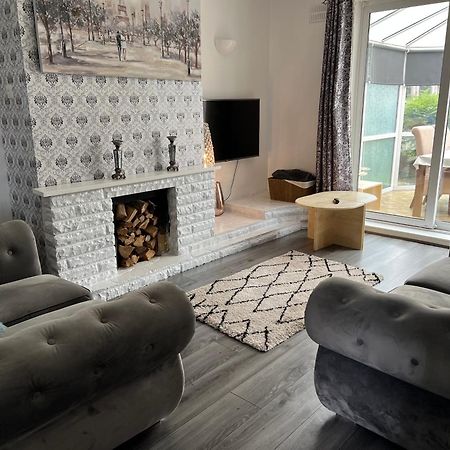 Treetops - Sleeps 8 Entire House Private Parking Close To Town Centre And Stadium 위건 외부 사진