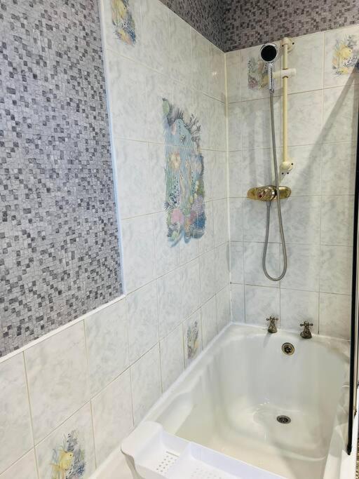 Treetops - Sleeps 8 Entire House Private Parking Close To Town Centre And Stadium 위건 외부 사진