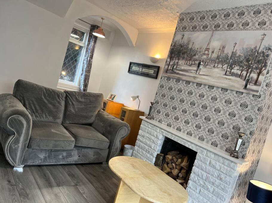 Treetops - Sleeps 8 Entire House Private Parking Close To Town Centre And Stadium 위건 외부 사진