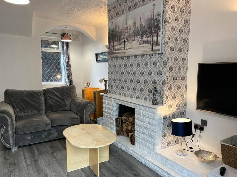 Treetops - Sleeps 8 Entire House Private Parking Close To Town Centre And Stadium 위건 외부 사진