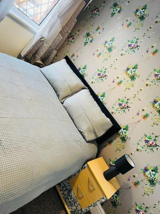 Treetops - Sleeps 8 Entire House Private Parking Close To Town Centre And Stadium 위건 외부 사진