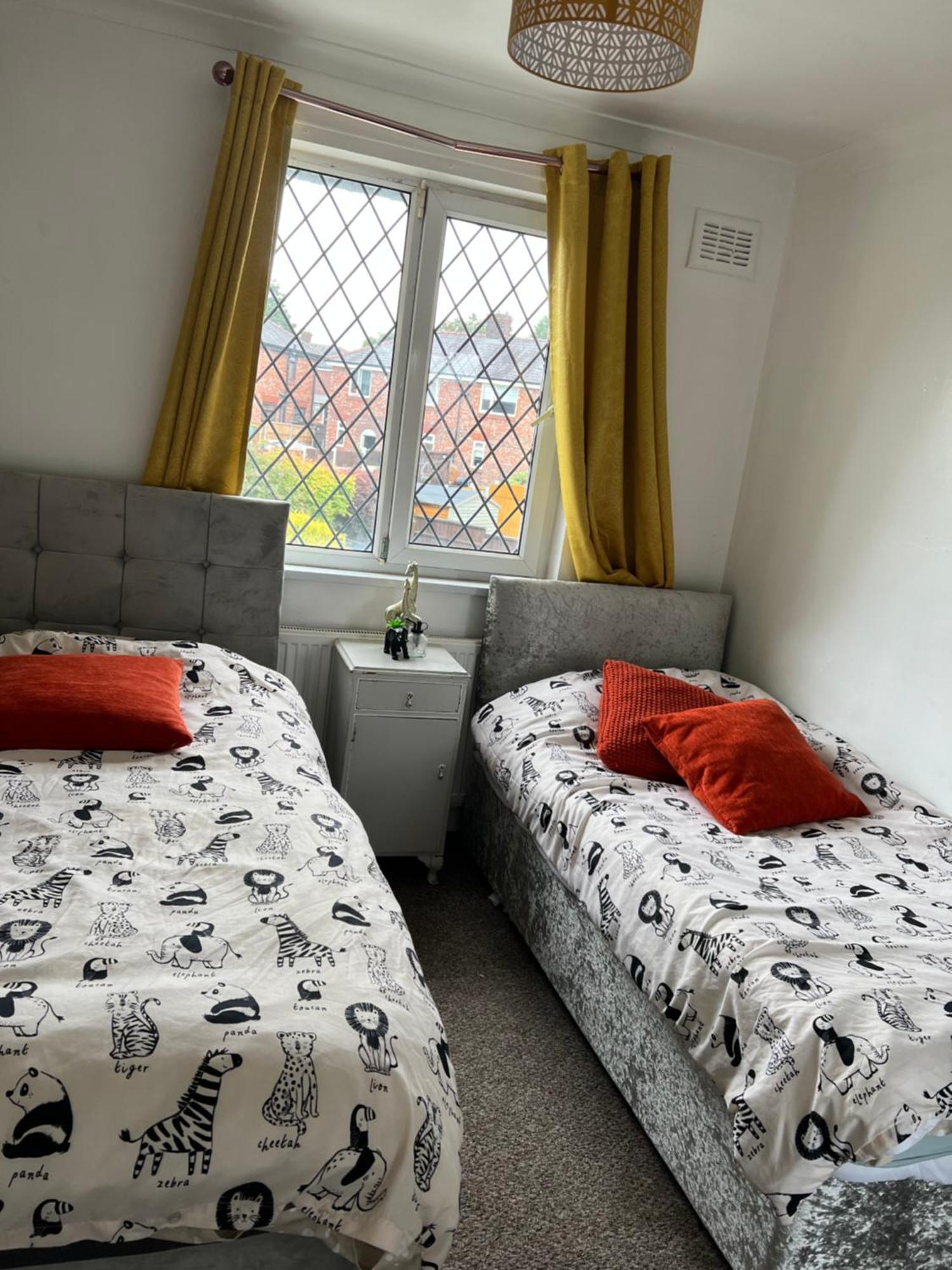 Treetops - Sleeps 8 Entire House Private Parking Close To Town Centre And Stadium 위건 외부 사진